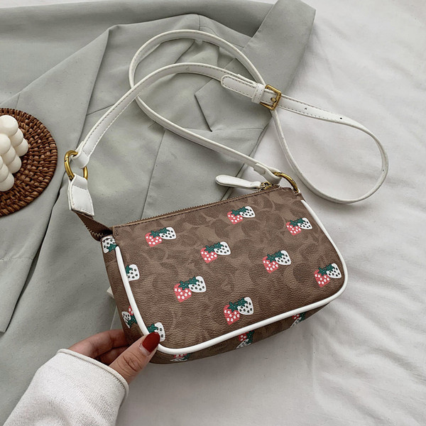 Laisvalaikio moteriška rankinė su metaline grandinėle iš eko odos