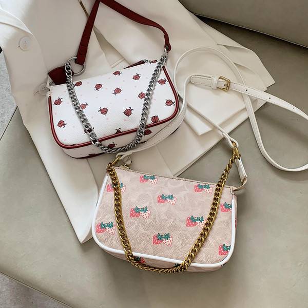 Laisvalaikio moteriška rankinė su metaline grandinėle iš eko odos