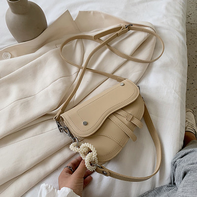 Moderni moteriška rankinė iš eko odos su dekoratyviniais perlais