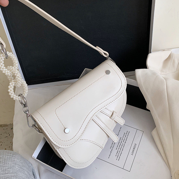 Moderni moteriška rankinė iš eko odos su dekoratyviniais perlais