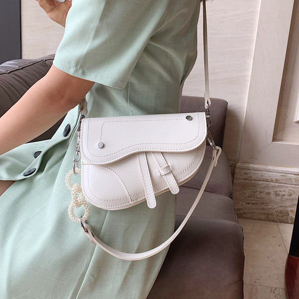 Moderni moteriška rankinė iš eko odos su dekoratyviniais perlais