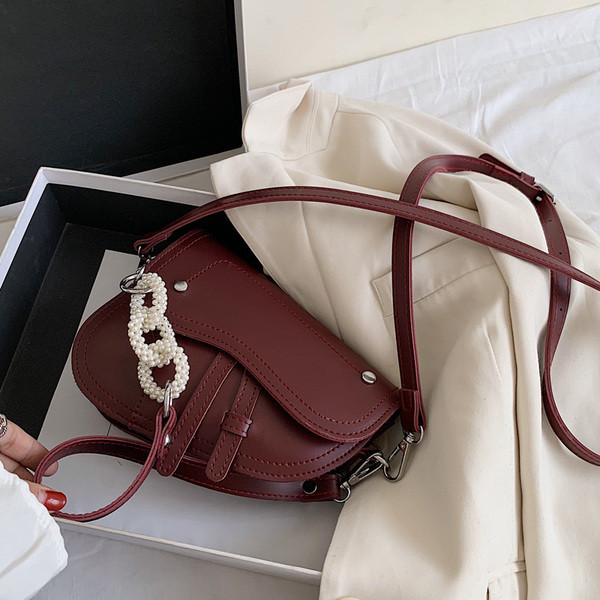 Moderni moteriška rankinė iš eko odos su dekoratyviniais perlais