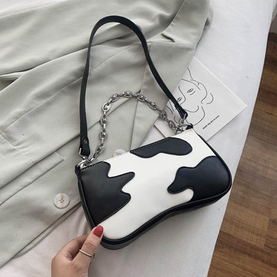 Γυναικεία τσάντα με μεταλλική λαβή από οικολογικό δέρμα