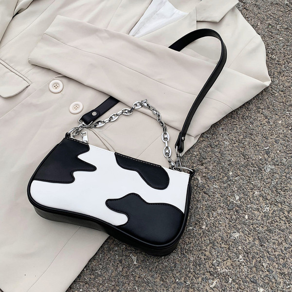 Γυναικεία τσάντα με μεταλλική λαβή από οικολογικό δέρμα