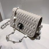 Γυναικεία μοντέρνα μικρή τσάντα με μεταλλική λαβή και πέρλες