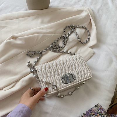 Γυναικεία μοντέρνα μικρή τσάντα με μεταλλική λαβή και πέρλες