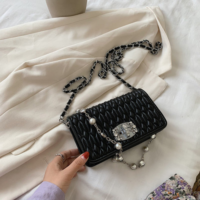 Γυναικεία μοντέρνα μικρή τσάντα με μεταλλική λαβή και πέρλες