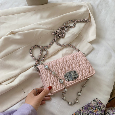 Γυναικεία μοντέρνα μικρή τσάντα με μεταλλική λαβή και πέρλες