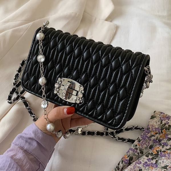 Γυναικεία μοντέρνα μικρή τσάντα με μεταλλική λαβή και πέρλες