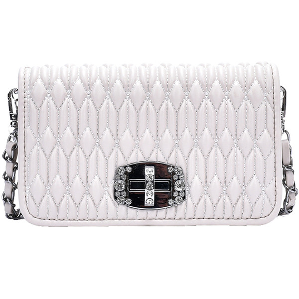 Γυναικεία μοντέρνα μικρή τσάντα με μεταλλική λαβή και πέρλες