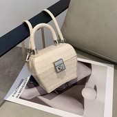 Moteriška kasdienė mini rankinė iš eko odos ir sagtimi