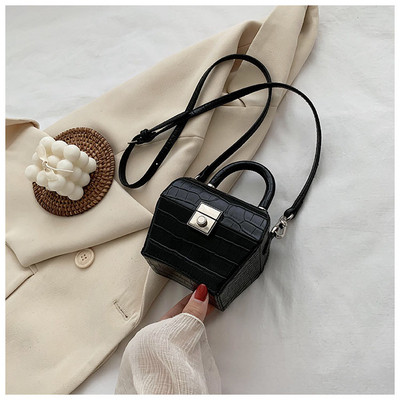 Moteriška kasdienė mini rankinė iš eko odos ir sagtimi