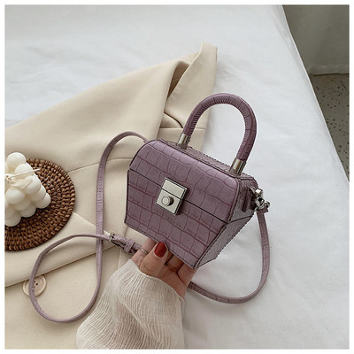 Moteriška kasdienė mini rankinė iš eko odos ir sagtimi