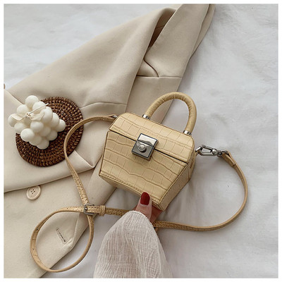 Moteriška kasdienė mini rankinė iš eko odos ir sagtimi