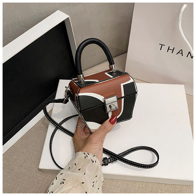 Moteriška kasdienė mini rankinė iš eko odos ir sagtimi