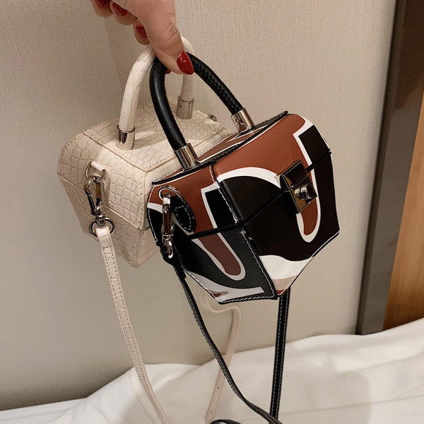 Moteriška kasdienė mini rankinė iš eko odos ir sagtimi