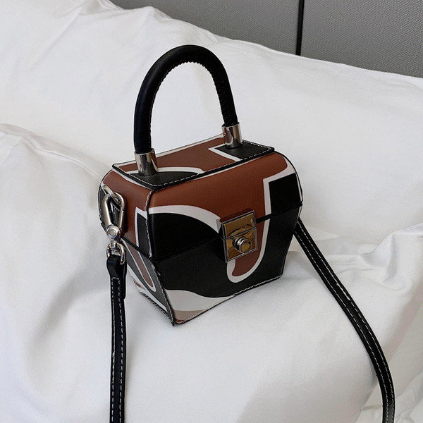 Moteriška kasdienė mini rankinė iš eko odos ir sagtimi