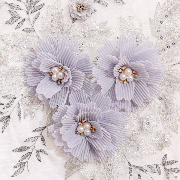 Šiuolaikiškas moteriškas rinkinys, kurį sudaro marškinėliai ir džinsai su gėlėmis