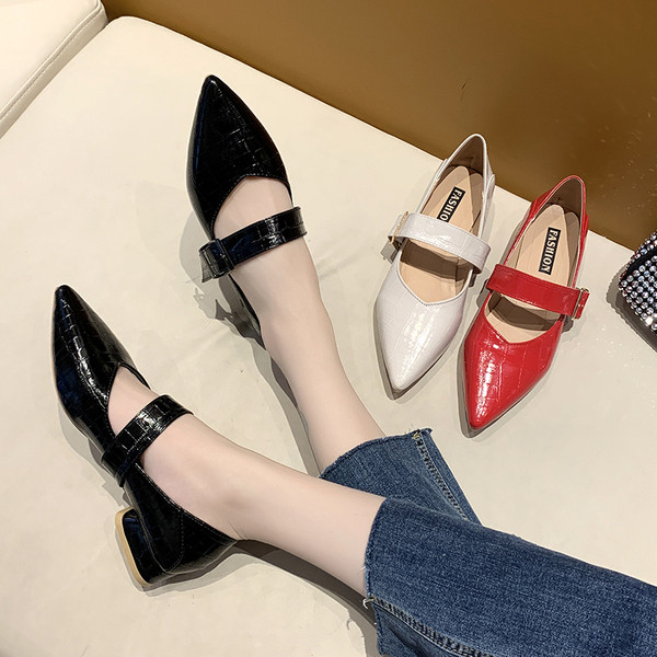 Модерни дамски обувки заострен модел с нисък ток