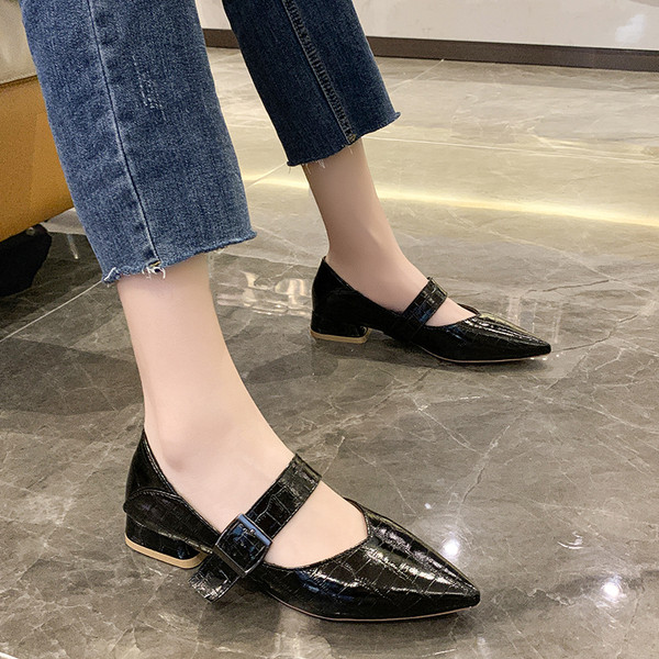 Модерни дамски обувки заострен модел с нисък ток