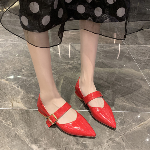 Модерни дамски обувки заострен модел с нисък ток