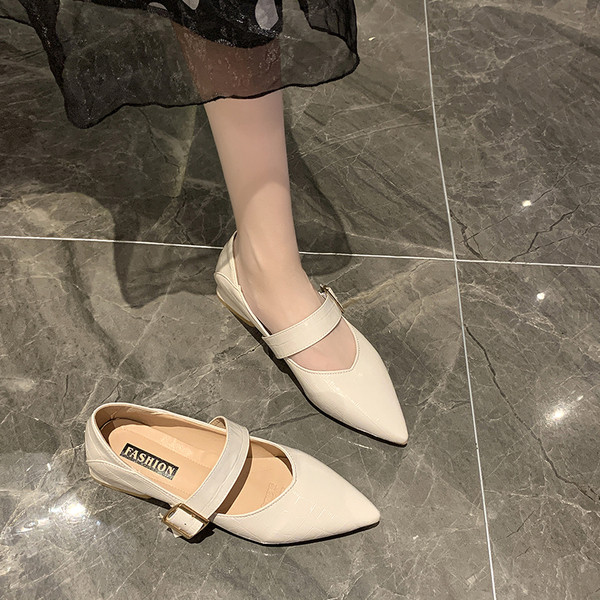 Модерни дамски обувки заострен модел с нисък ток