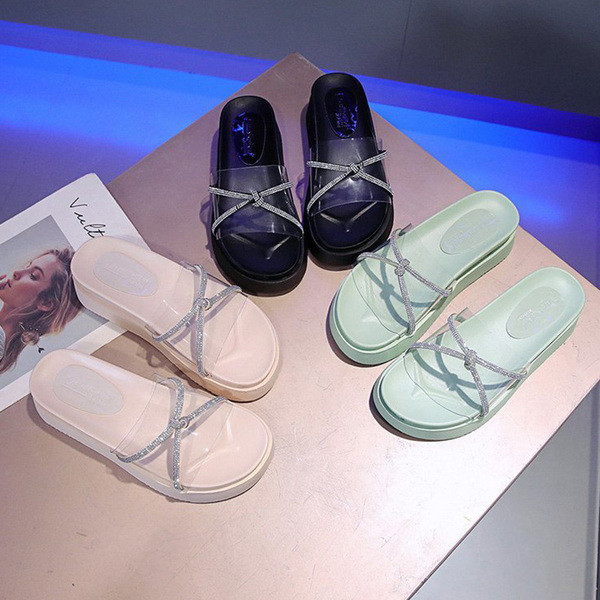 Model nou de papuci de damă cu talpă plată și curea din silicon