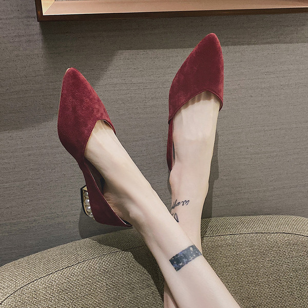 Pantofi de dama actuali model ascutit cu perle