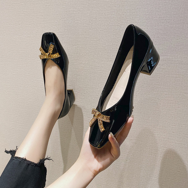 Лачени дамски обувки с дебел ток и панделка 