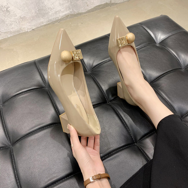 Актуални дамски обувки заострен модел с нисък ток