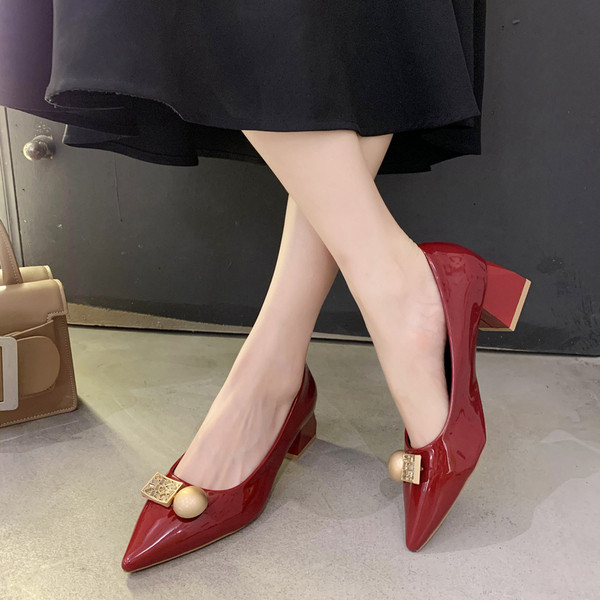 Актуални дамски обувки заострен модел с нисък ток