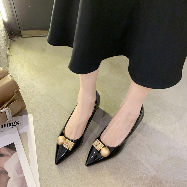 Актуални дамски обувки заострен модел с нисък ток