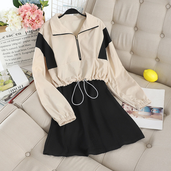 Set casual de damă care include o rochie cu bretele subțiri și un hanorac