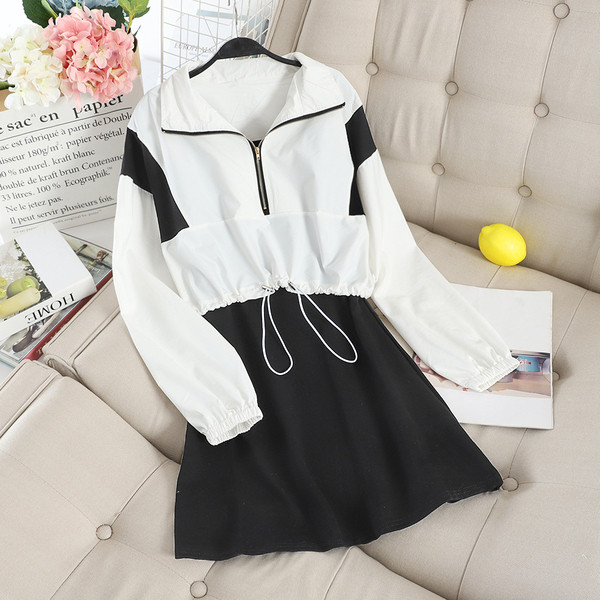 Set casual de damă care include o rochie cu bretele subțiri și un hanorac