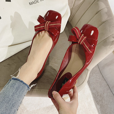 Pantofi dama din piele lacuita cu panglica si lant metalic