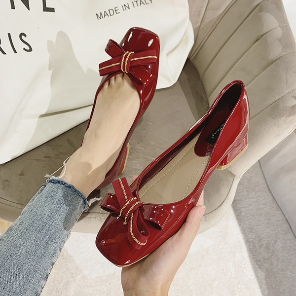 Pantofi dama din piele lacuita cu panglica si lant metalic