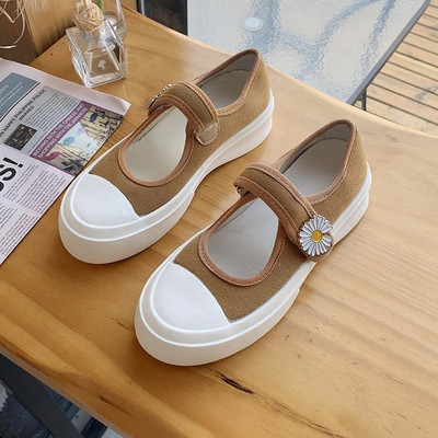 Ikdienas sieviešu apavi ar velcro un margrietiņu
