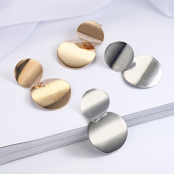 Cercei de damă agățați într-o formă rotundă