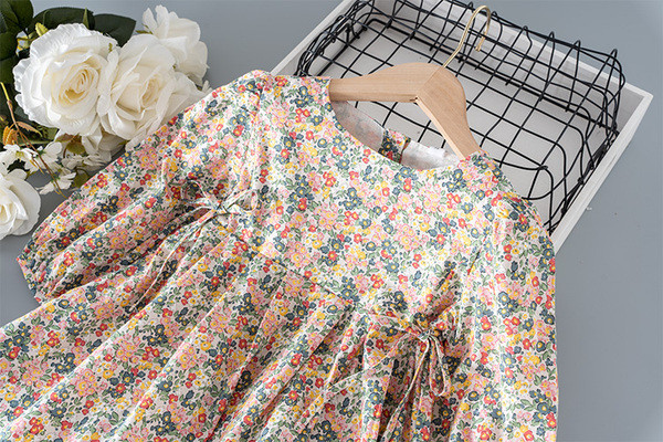 Rochie de copii actuală pentru fete cu mâneci lungi și model floral