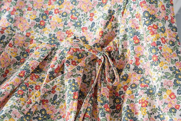 Rochie de copii actuală pentru fete cu mâneci lungi și model floral