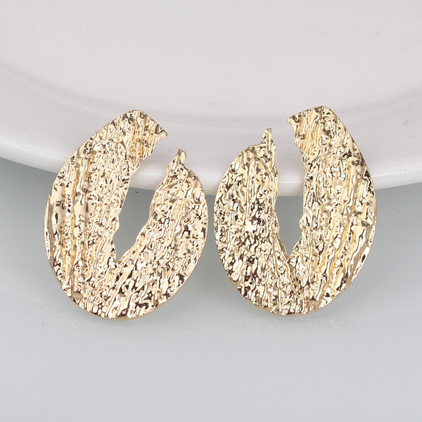 Cercei voluminosi de dama moderni