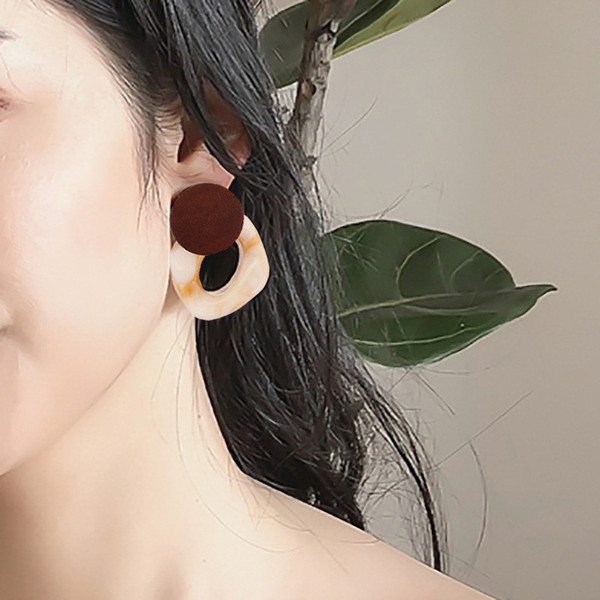 Cercei moderni din acril pentru femei