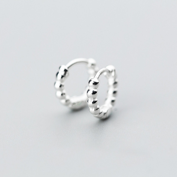 Cercei mici de dama in forma rotunda