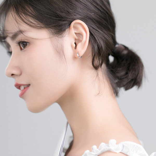 Cercei mici de dama in forma rotunda