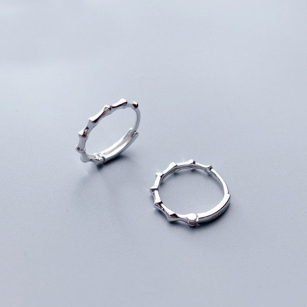 Cercei mici de dama in forma rotunda