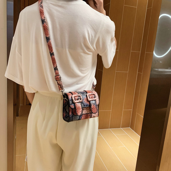 Geanta de dama moderna cu catarame