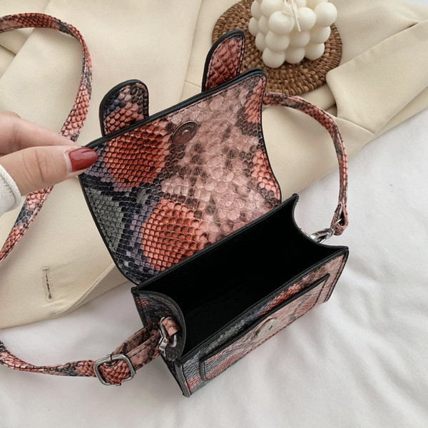 Geanta de dama moderna cu catarame