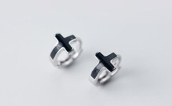 Cercei casual de dama in forma rotunda cu cruce