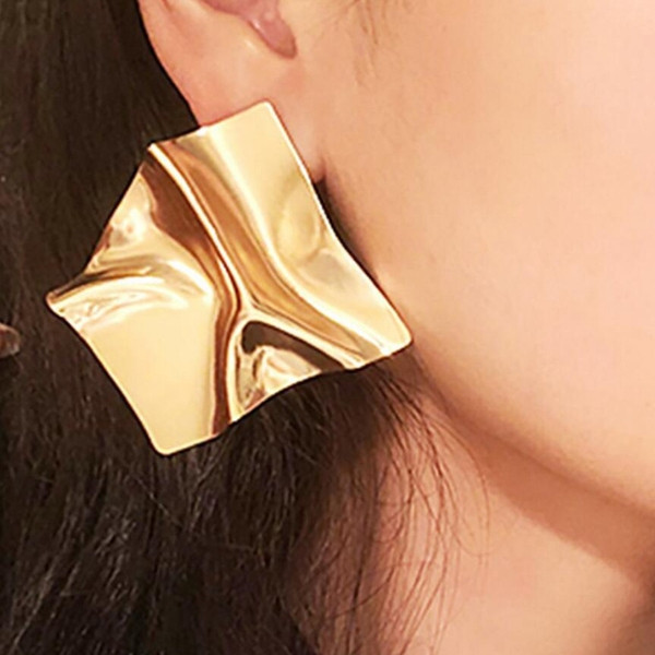 Cercei moderni de damă într-o formă non-standard