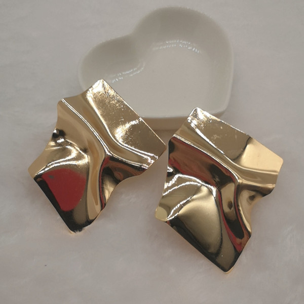 Cercei moderni de damă într-o formă non-standard